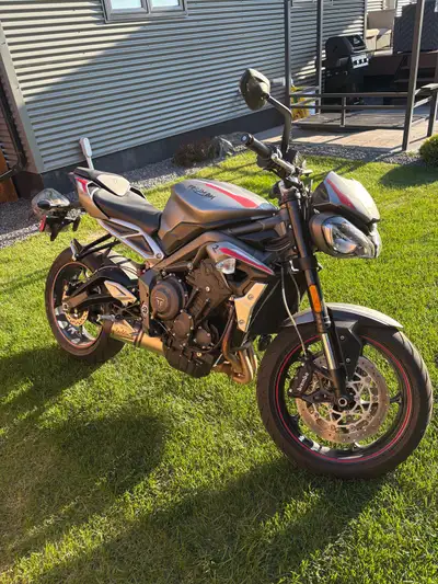 2022 Triumph Street Triple R Has always been maintained on time by Headingly Motorsport. Has a titan...