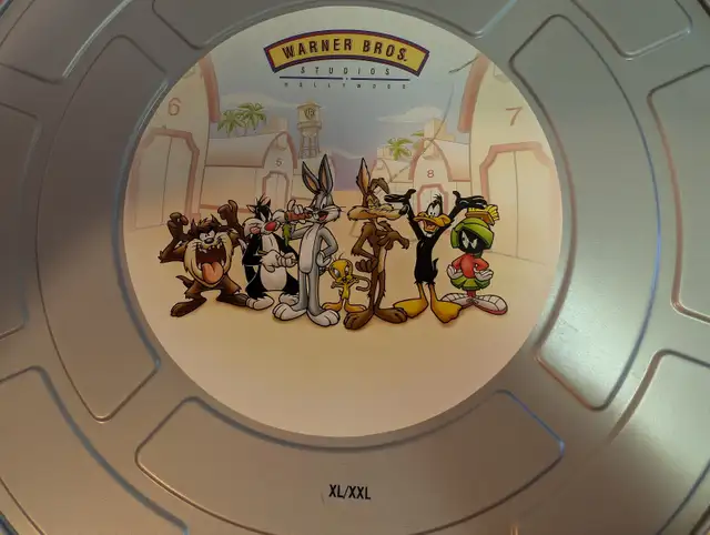 Pair 1990's LOONEY TUNES Tins with Tshirts($70 f(factory sealed) in Arts & Collectibles in London - Image 4