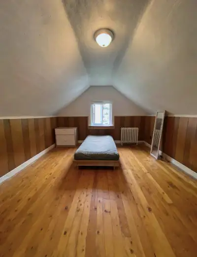 Private Furnished Room – Danforth/Greektown, Women only