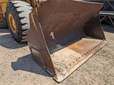 Cat 980B 5 Cu Yd Bucket in good condition with straight edges. Located in Stonewall Manitoba for mor...