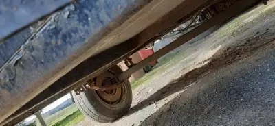 Fond du traileur en métal avec rampes incluses