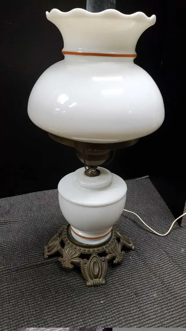 VINTAGE VICTORIAN STYLE TABLE LAMP in Indoor Lighting & Fans in City of Toronto - Image 8