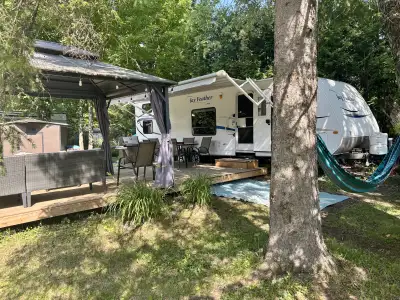 Very good condition Jayco Jay Feather 29L travelling trailer. Make me an offer! Extra stabilizer and...