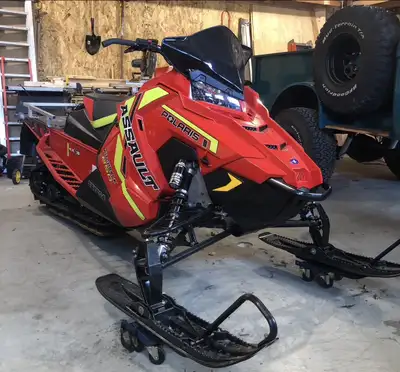 Mint Switchback Assault 4,500km , comp 142 both cyl . 2”log 10500$ Rear alum rack , hitch , Gripper...