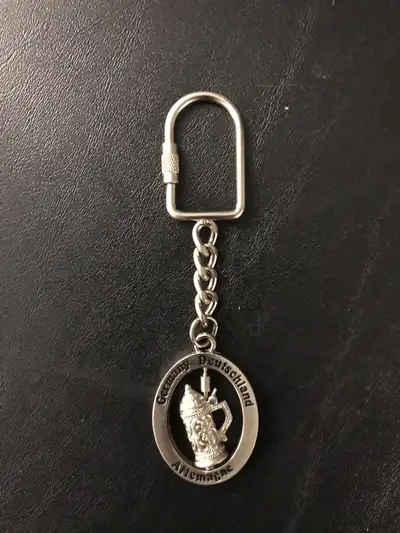 This 4 1/2 inch Germany/Deutschland/Allemsgne revolving/pivoting beer stein keychain is in great con...