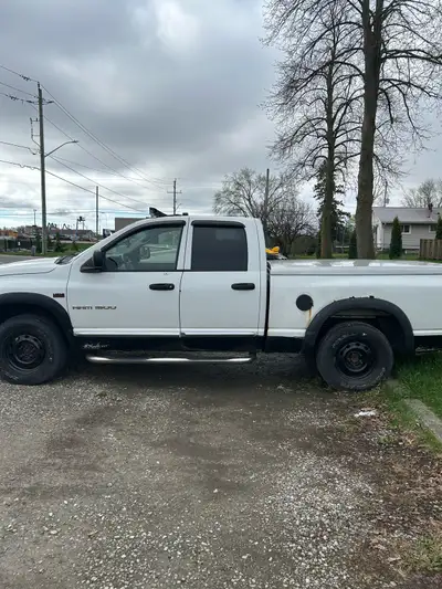 2007 Dodge ram 1500, 300 000 km, new battery, new starter, new gas tank straps, new tinted tail ligh...