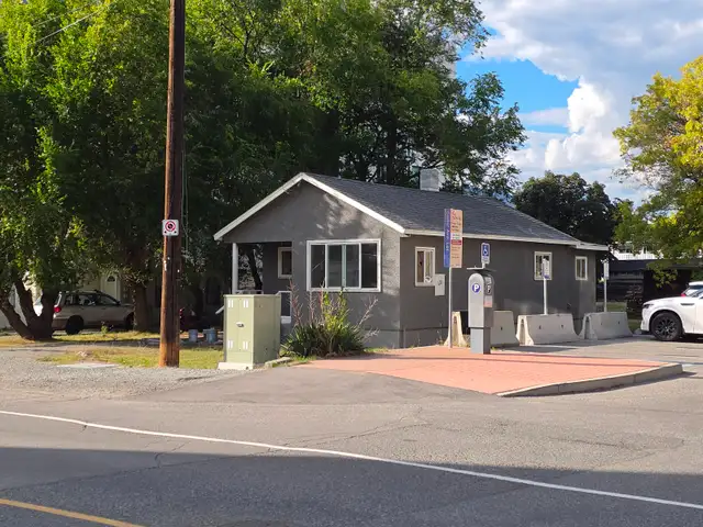 Abbott/Cedar House   2 Bed + Den