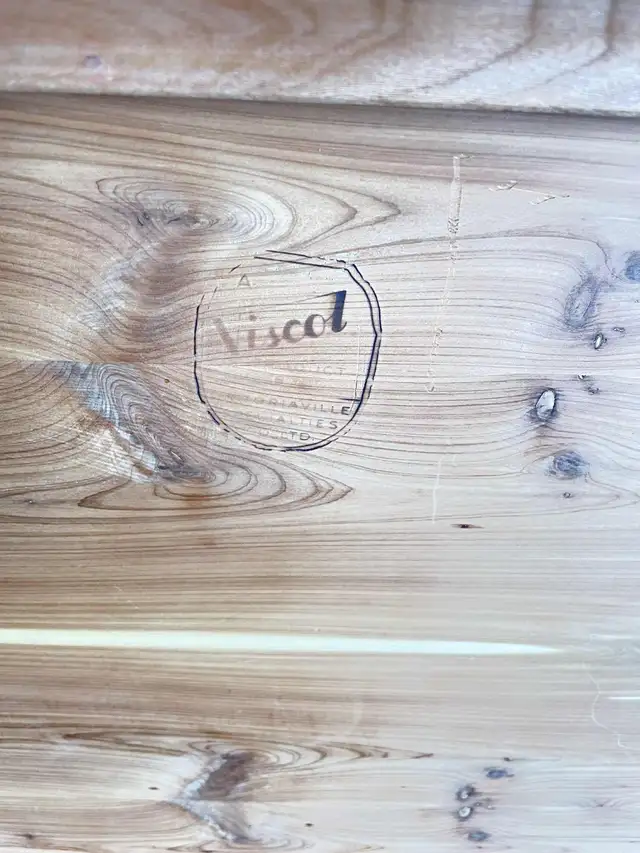 Invermere-Beautiful Antique *Viscol cedar chest- great condition in Dressers & Wardrobes in Revelstoke - Image 9