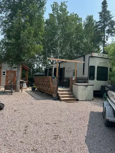 •Spacious triple slide-outs for maximum living room space •Large panoramic windows and lots of natur...