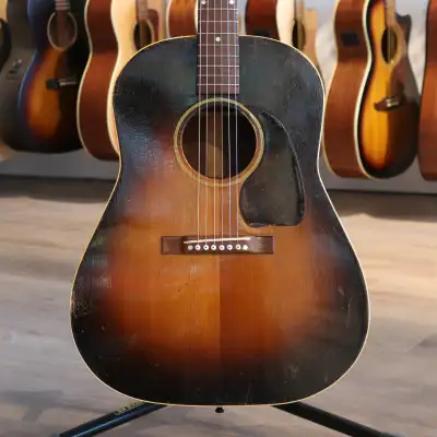 Cette guitare acoustique Gibson J-45 de 1946, l'un des modèles les plus emblématiques et les plus re...