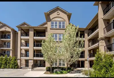 Fabulous 1 Bedroom Plus Den Condo Apartment available for rent. Great Location With Easy Access To 4...