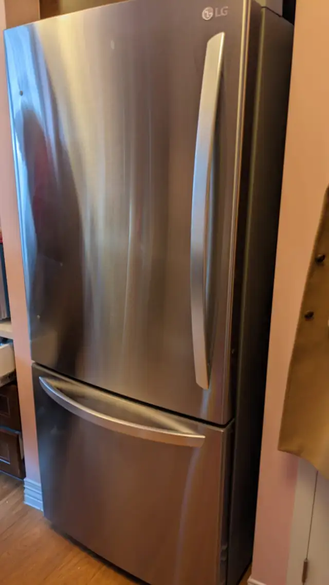 LG Bottom Freezer Refrigerator LRDNS2200 in Refrigerators in City of Montréal - Image 5