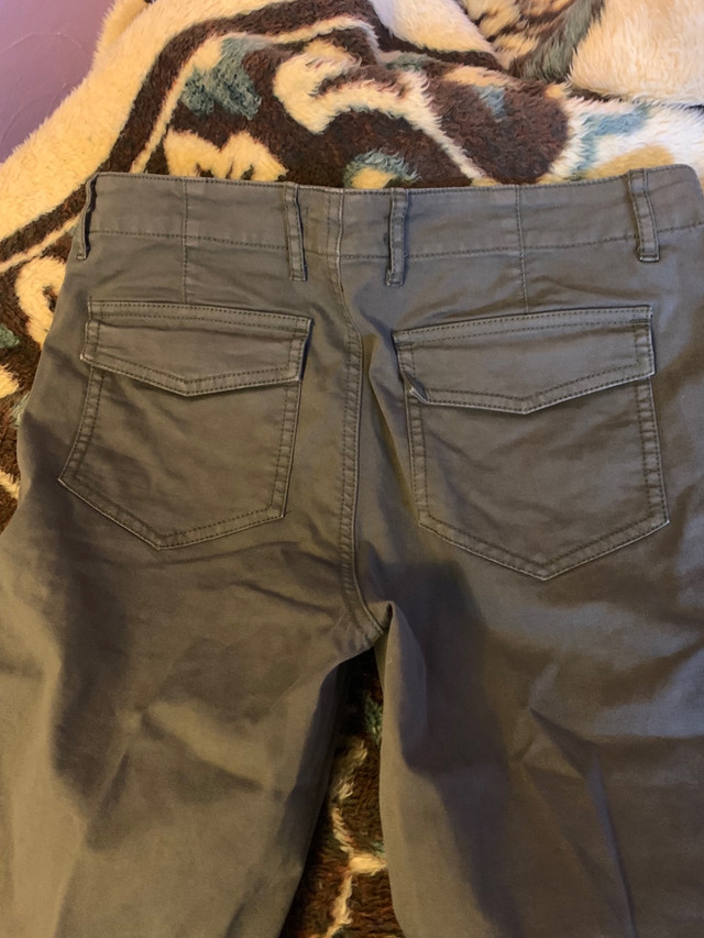 Aritzia TNA cargo pants - size 6 in Women's - Bottoms in City of Toronto - Image 2