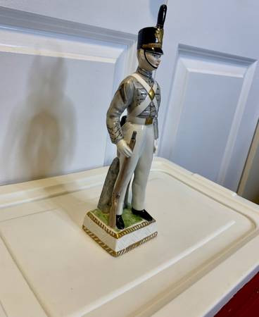 WEST POINT CADET VINTAGE GERMANY CERAMIC FIGURINE Hendarbeite in Arts & Collectibles in Burnaby/New Westminster - Image 2