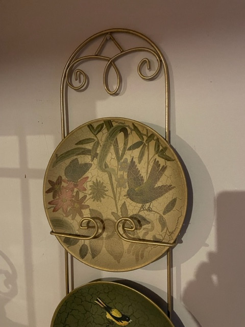 Wall Plate Holder with Plates (3) in Home Décor & Accents in Gatineau - Image 2