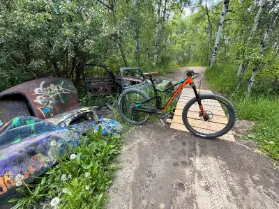 Selling my Medium Scott Genius, as I have too many bikes now. 150mm travel frame 160mm Fork. Frame c...