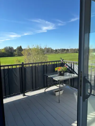4 1/2 très propre, grand balcon, semi meublé ou vide comme vous préférez, deux place de stationnemen...