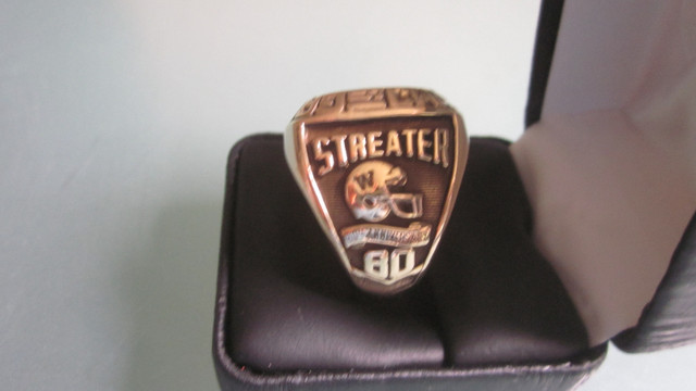 GOLD ORIGINAL GREY CUP FOOTBALL CHAMPIONSHIP RING in Arts & Collectibles in Trenton - Image 2