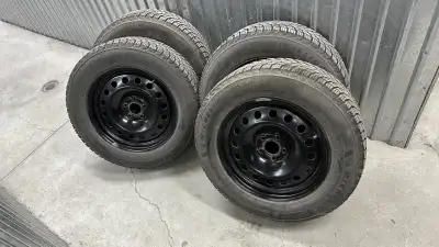 Je vends un ensemble de quatre pneus d'hiver Michelin X-Ice 225 65 R17 pour 700$ montés sur jantes e...