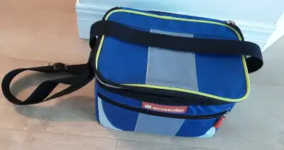 Sac à lunch isotherme Outbound en excellent condition . 7×7×10 pouces de profond.