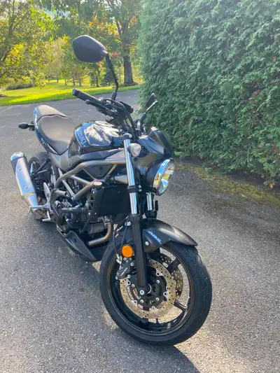 Moto suzuki SV650 2021 black. Headlight changée pour lumière plus performante. Skid plate ajoutée po...