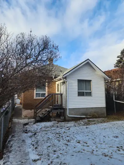 2 Bed 1 Bath House for Rent in Quiet Edmonton Neighbourhood