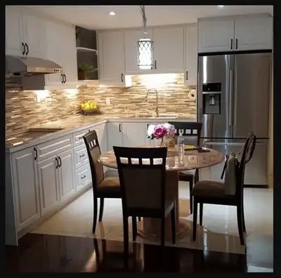 Large spacious bachelor style bedroom for rent. Bayview Hill Are