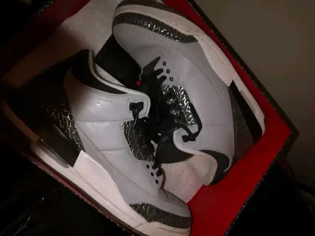 Air Jordan 3 Wolf Grey sz 10.5 in Men's Shoes in City of Toronto - Image 2