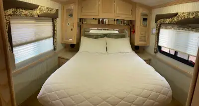 Luxury, Space & Reliability – Your Home on Wheels Awaits Beautifully maintained 1998 Fleetwood Ameri...
