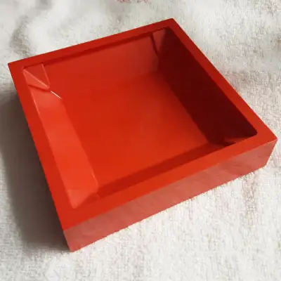 1" high x 5" wide. 1950s Desktop splash of colour. Other pieces of same series available in our othe...