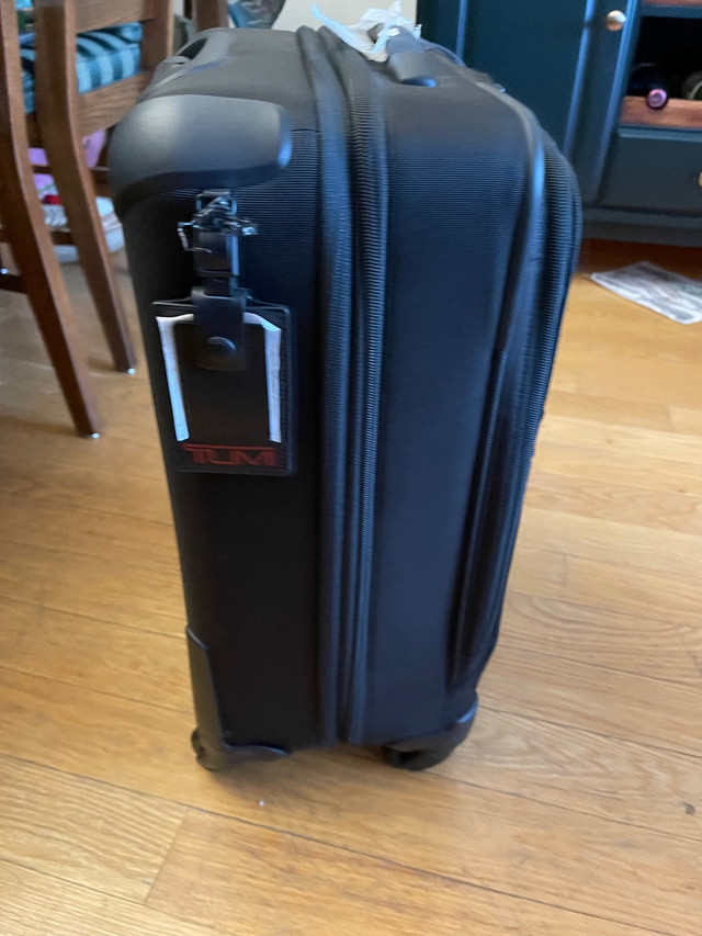 Brand new - Tumi continental carry-on suitcase 4 roller dans Bijoux et montres  à Ville de Montréal - Image 3