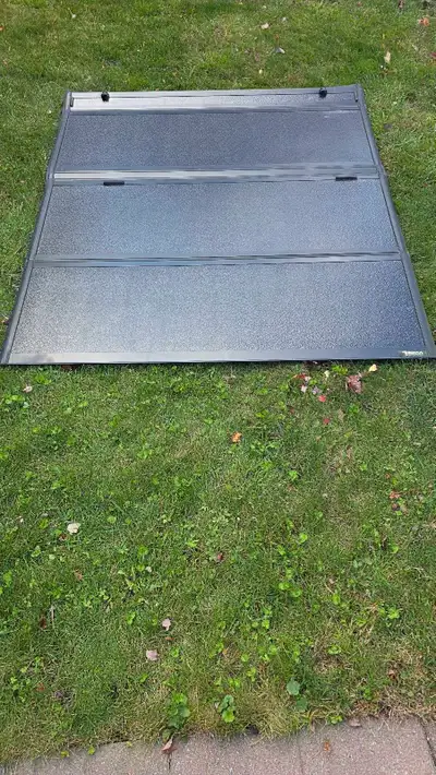 Trifold Bison Tonneau cover for Ram 2500-3500 Fits 2009 to present. 6'3" box Used 1 season.