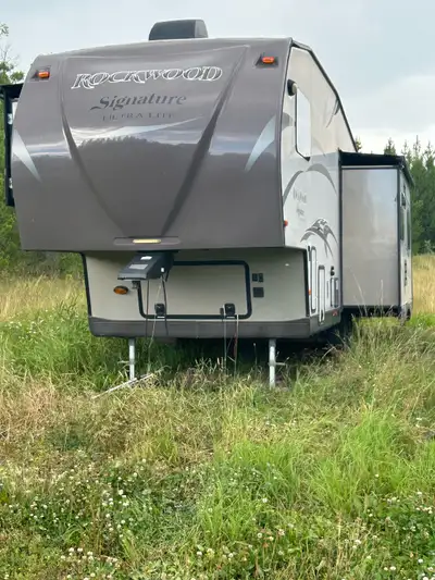 2014 rockwood signature ultra lite. Full queen bed,wardrobe slide in bedroom,kitchen island, opposin...