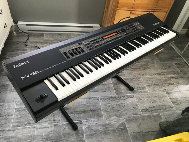 Roland XV-88 Synth Piano Hammer-Action 128-Voice Expandable dans Pianos et claviers  à Lac-Saint-Jean - Image 2