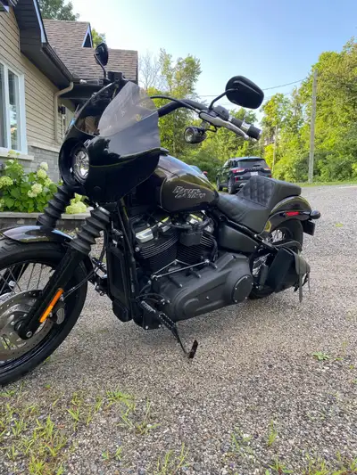 TRÈS BAS KILOMÉTRAGE! Harley street BoB 2021 Pratiquement neuf, jamais vue la pluie entreposé dans u...