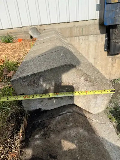 J'ai plusieurs blocs de ciment de terrassement à vendre. Ils sont parfaits pour construire des murs...