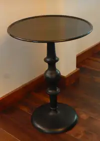 SMALL ROUND STEEL PEDESTAL TABLE / PLANT STAND