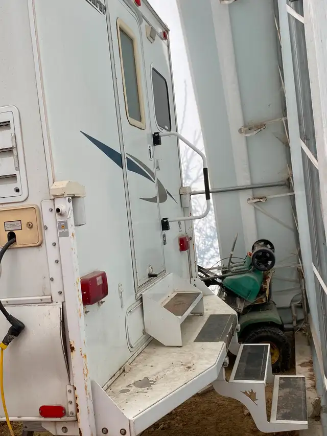 Adventurer 2008 950B Truck Camper in Travel Trailers & Campers in Winnipeg - Image 5