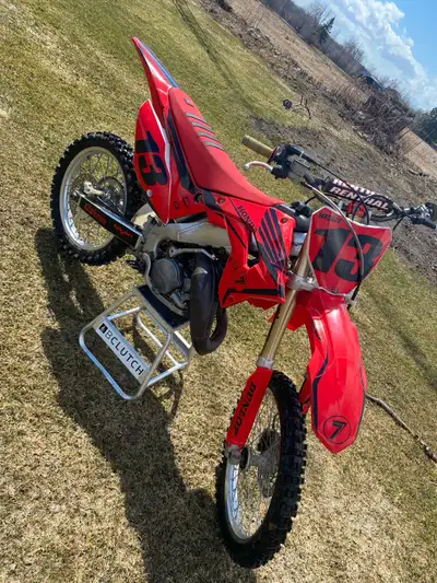 2005 Honda CR125R Great bike runs and drives perfectly fine Fresh top end rebuild only 11 hours on i...