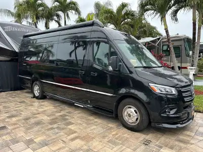 Motorisé Airstream Interstate 2022 de 24 pi long.Modèle très rare.Full Équipé!400 watts de panneaux...