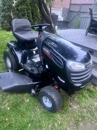 Tracteur craftsman fait par husqvarna (même pièces) Excellente condition Moteur Briggs and Stratton...