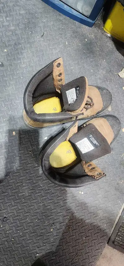 men's size 10.5 Dakota T-max insulated work boots hardly used, View more
