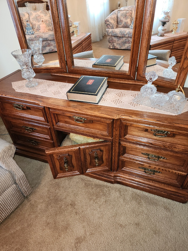 Beautiful complete bedroom set mint condition  in Dressers & Wardrobes in Mississauga / Peel Region - Image 3