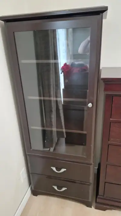 Meuble vitré avec 2 tiroirs à vendre 60$ négo, View more