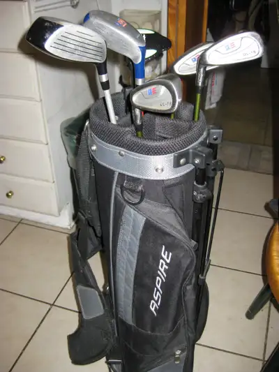 BOYS / GIRLS GOLF SET, AGE 9 TO 12 , LEFT HAND, View more