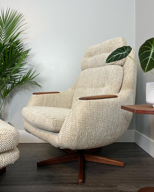 Mid century reclining lounge chair, with teak base & armrest’s