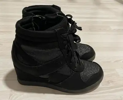 Richmond Hill- used once girls heel shoes size 2, View more