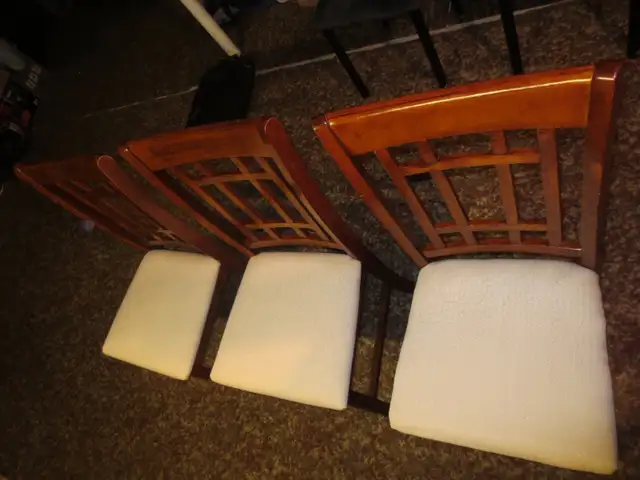 3 kitchen chairs, oak colour in Dining Tables & Sets in Timmins - Image 3