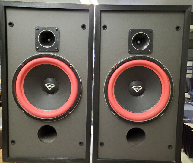 CERWIN VEGA HED 2 - 10 SPEAKERS  WITH NEW FOAM  ( 10'' WOOFER  ) in Speakers in City of Toronto - Image 2