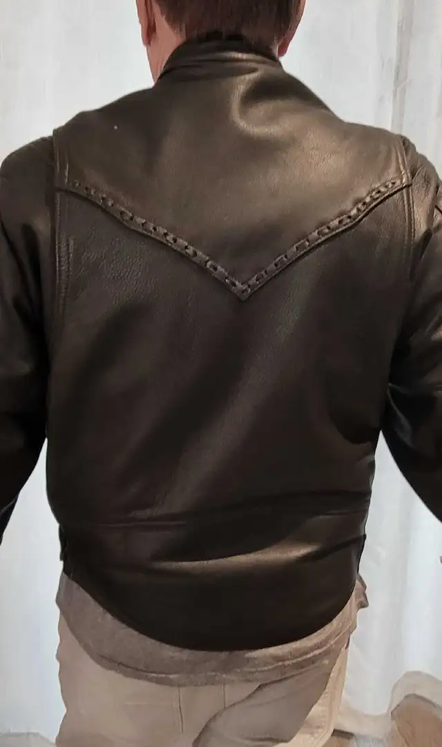 "On the Fringe" Custom Leather Motorcycle Jacket in Motorcycle Parts & Accessories in Hamilton - Image 3
